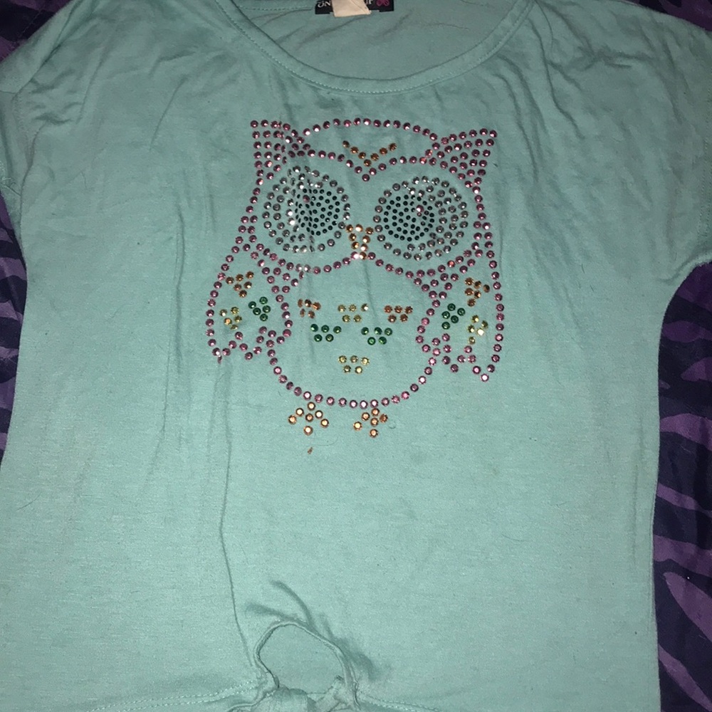 Cute girls tie up shirt